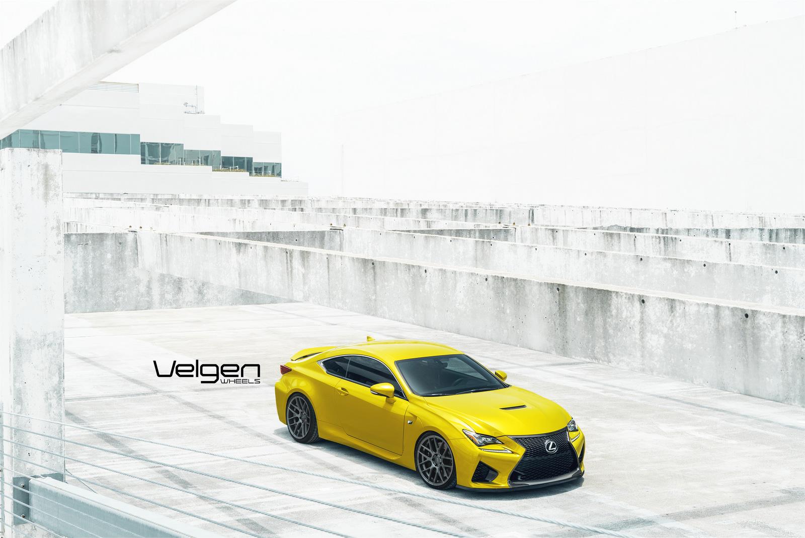 Желтый Lexus RC F на великолепных дисках Velgen
